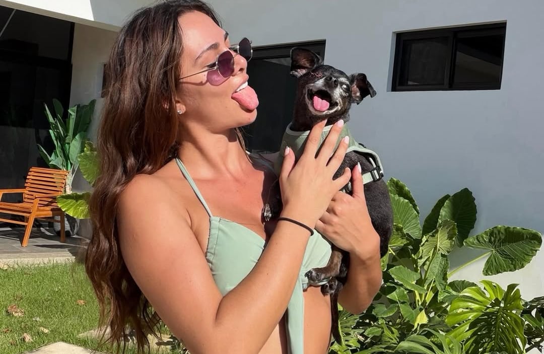 Karina Ramos junto a su perro Maguito, a quien recién le quitaron un ojito.
