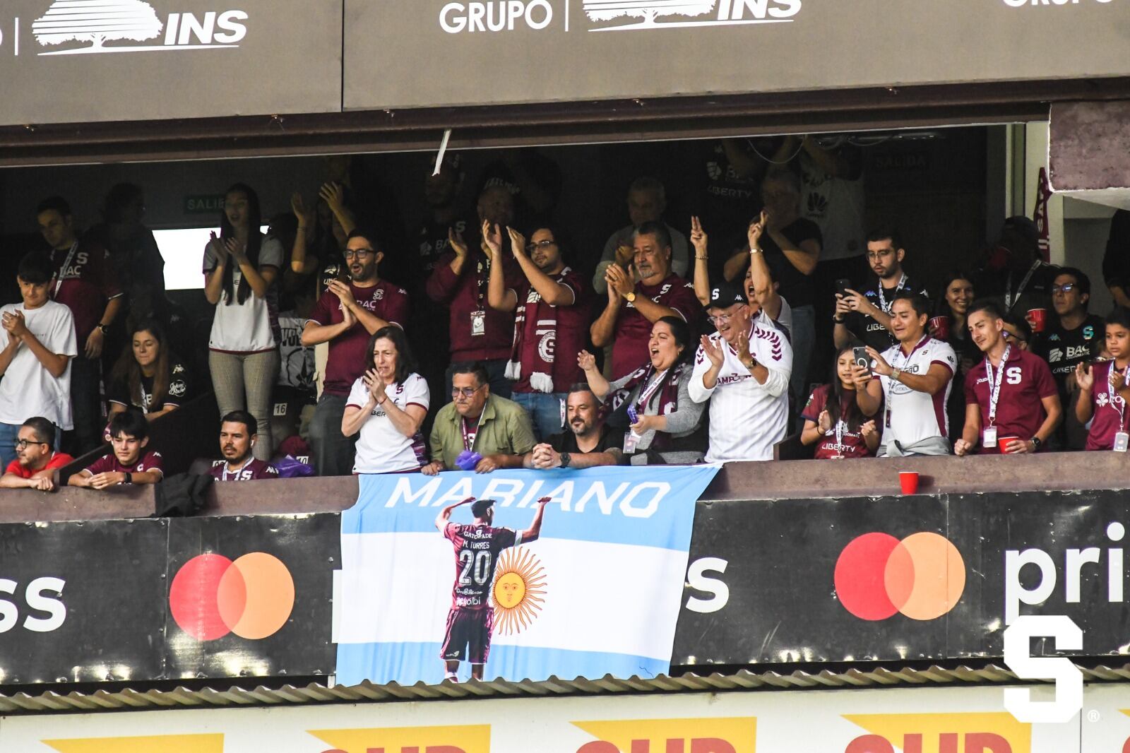 La madre e hija de Mariano sorprendieron al jugador con una manta.