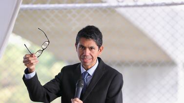 Luis Amador pareciera aplicar un manual de todo lo que no hay que hacer para ser presidente