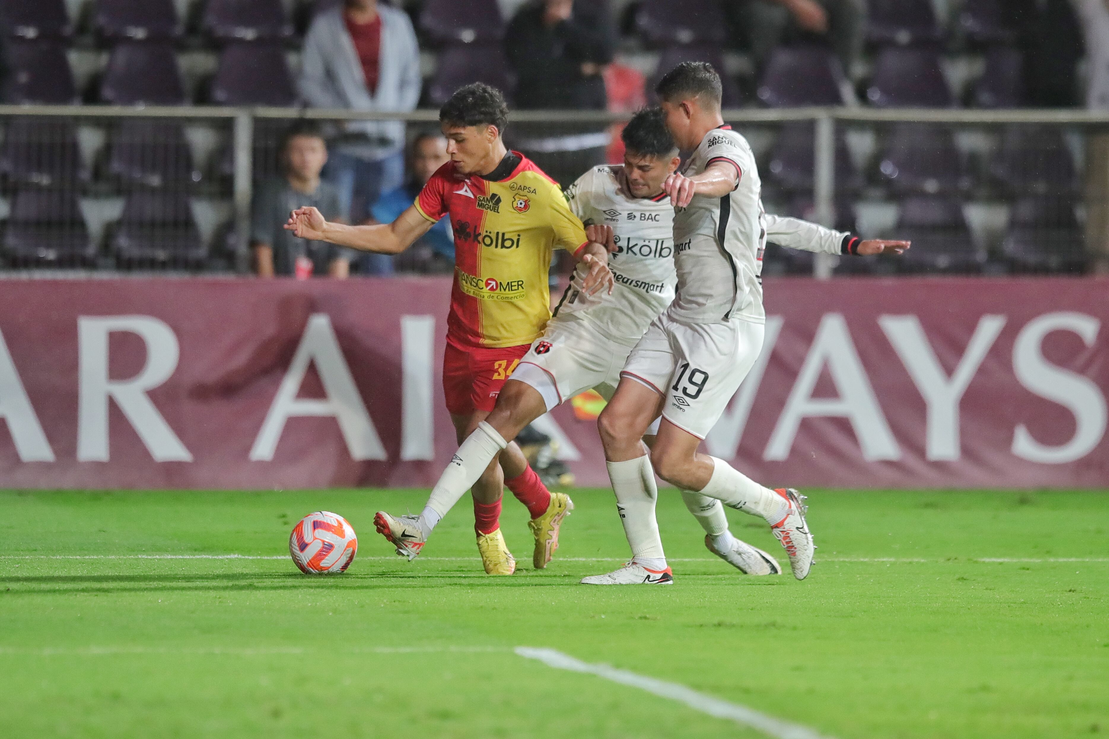 25/10/2023/ Juego entre el Club Sport Herediano vs Liga Deportiva Alajuelense por la copa centroamericana de CONCACAF en el estadio Ricardo Saprissa / Foto John Durán