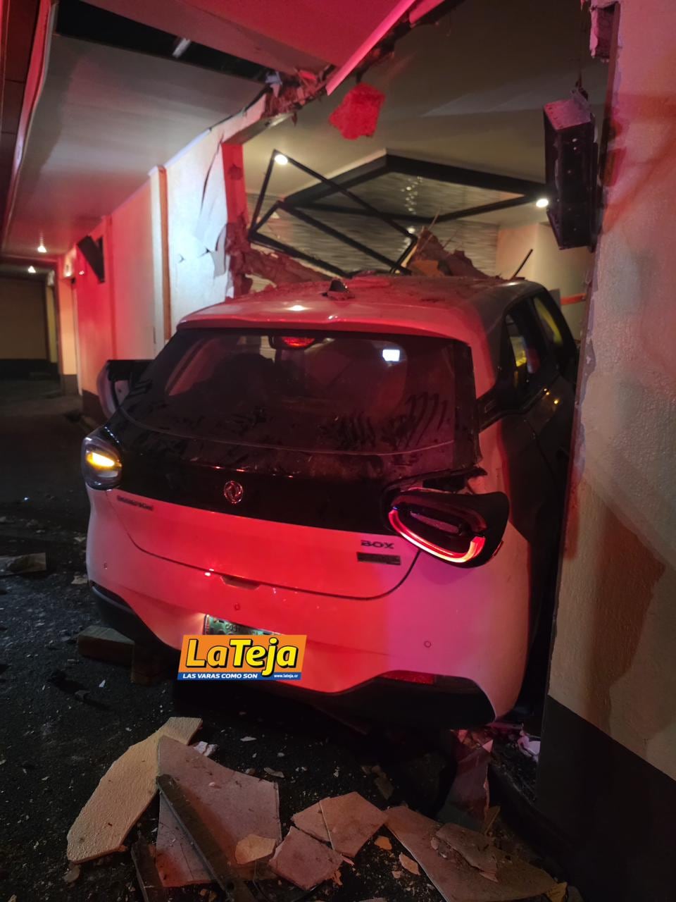 Un carro eléctrico modelo 2026 terminó estrellado contra una de las habitaciones del motel Maison Dorée, en San José, la madrugada del miércoles 27 de mayo del 2026. Foto: Para La Teja