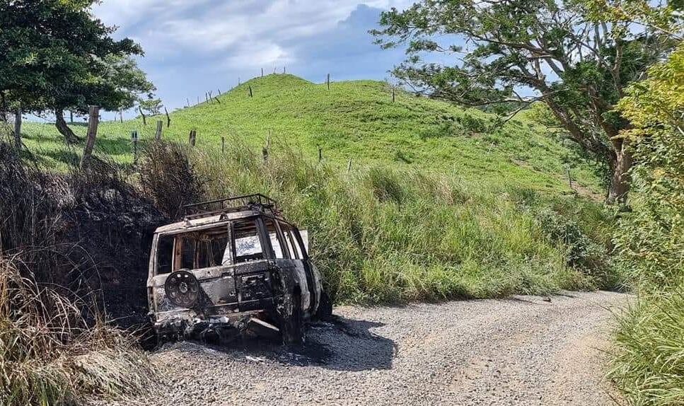 Orillado en una calle de lastre de una solitaria zona de Tilarán, apareció quemado el vehiculo de tipo familiar. Foto: Cortesía.