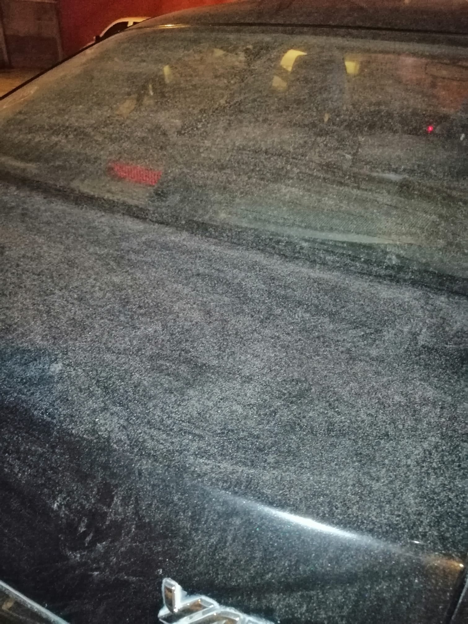 Montes de Oca fue otro de los lugares afectados por la ceniza, este carro es la mejor prueba. Foto Marta Granados.