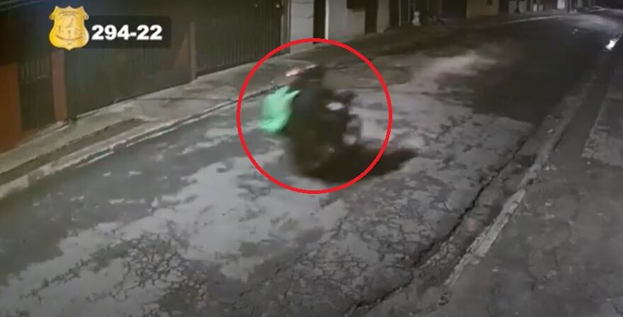 Tras cometer el doble homicidio los sujetos dejaron botado un bolso de Uber Eats.