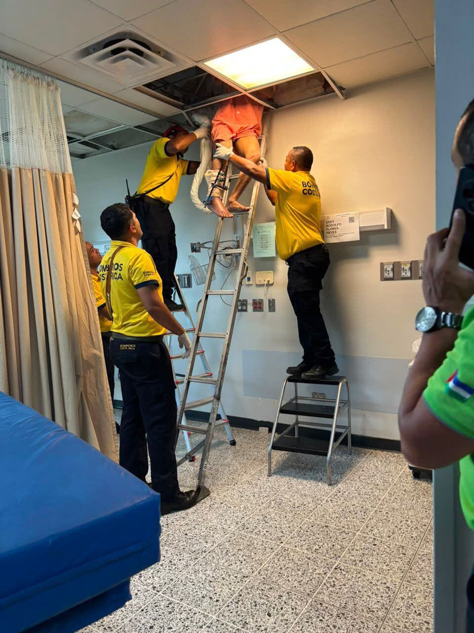 Hombre atrapado en ducto del aire acondicionado. Foto Bomberos