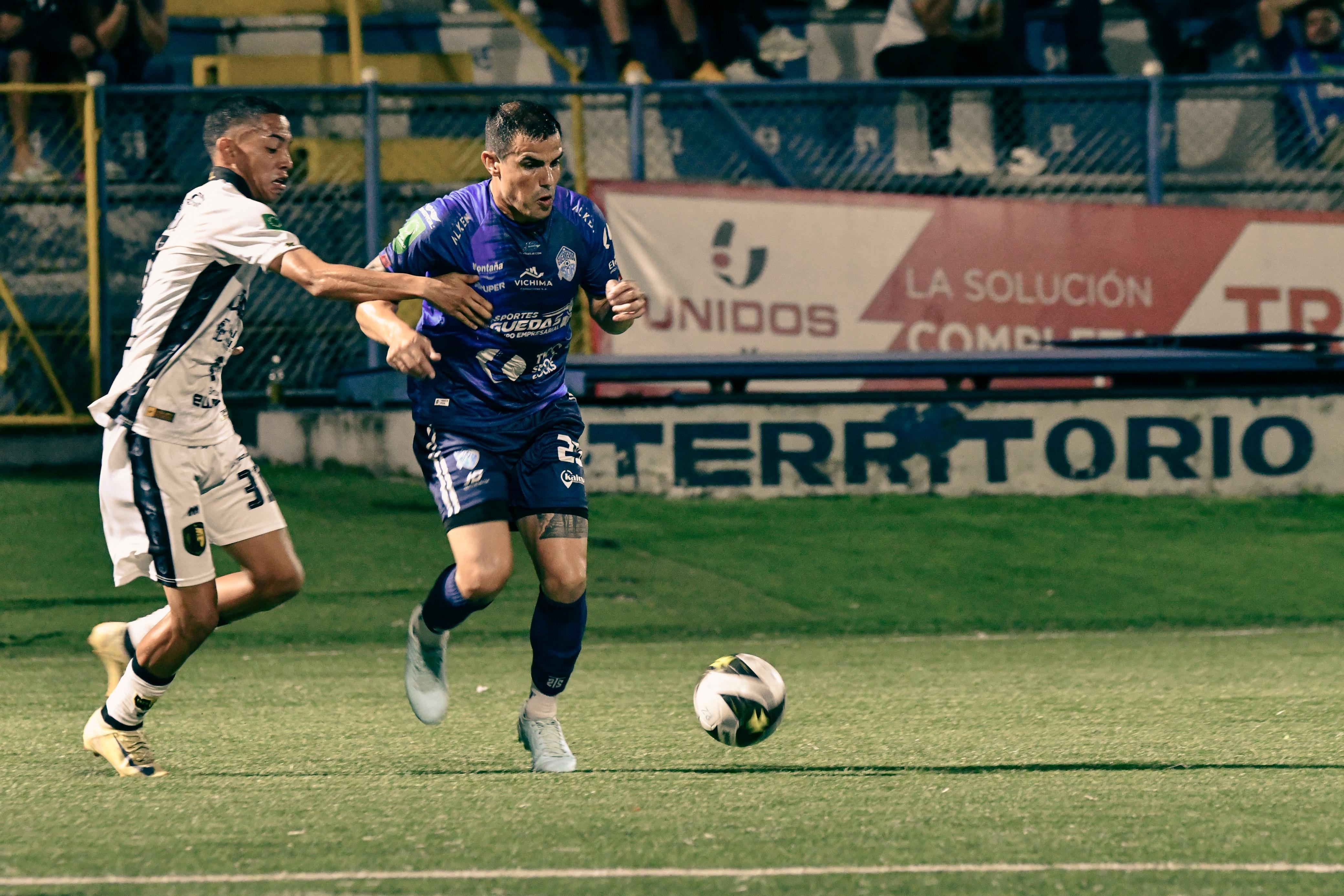 Sebastián Padilla de Liberia y Joaquín Aguirre de Pérez Zeledón van en disputa de la pelota en este compromiso por el Torneo Apertura 2025.