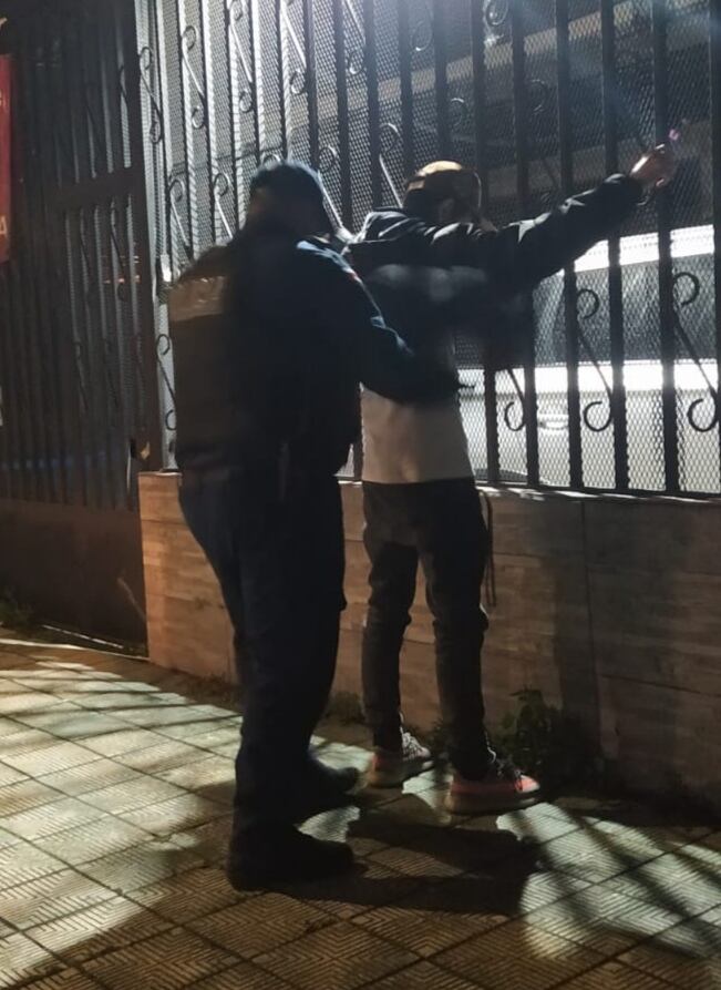 Detienen a sujeto con tobillera electrónica que intentó robar en venta de pollo en Moravia. Foto MSP.