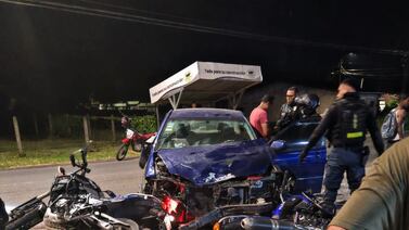 Video: Aparente imprudencia de conductor casi le cuesta la vida a dos policías en moto