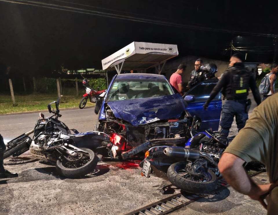 El carro y las motos de los policías sufrieron graves daños. Foto cortesía.