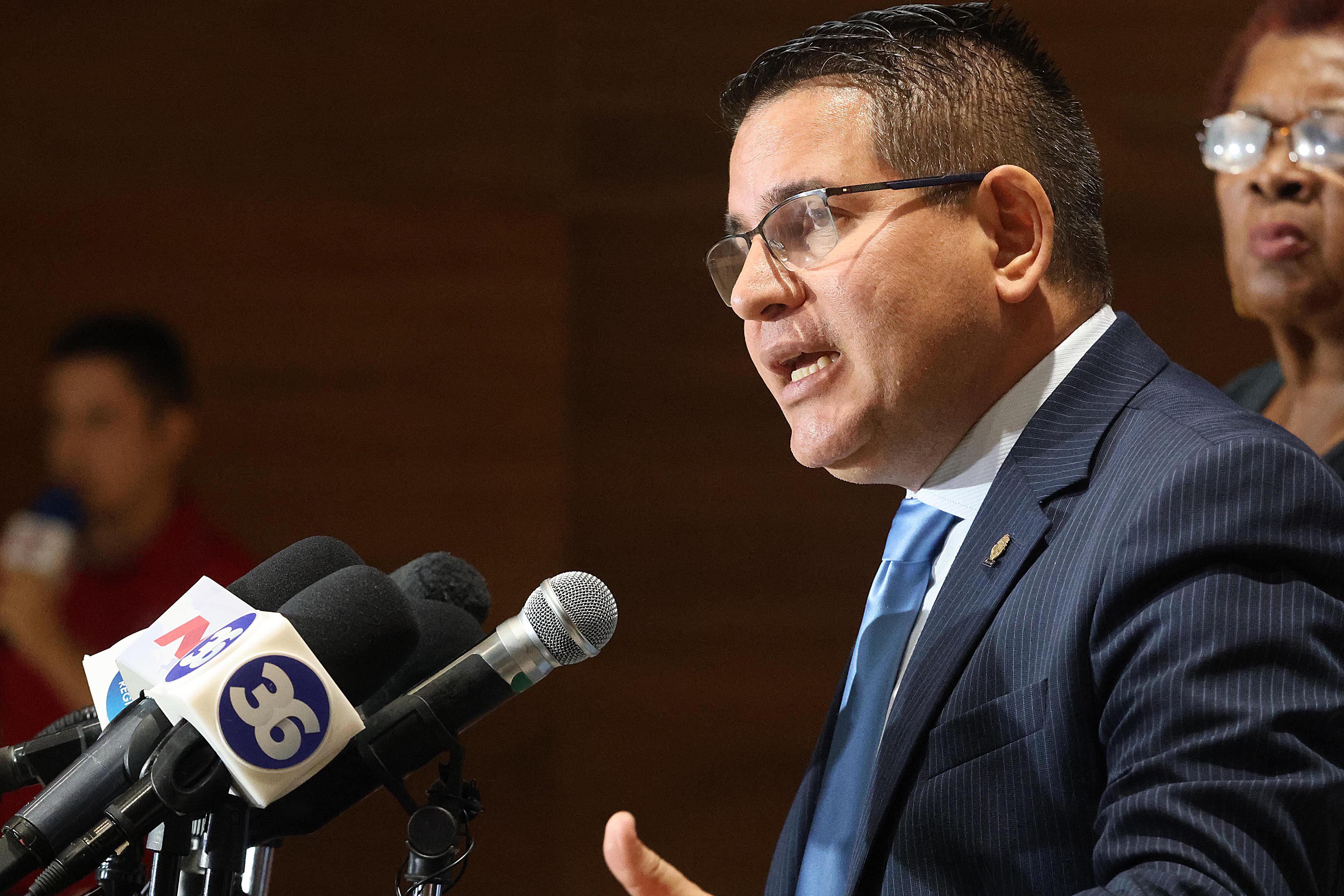 El diputado Fabricio Alvarado, del Partido Nueva República, hablando en conferencia de prensa. Existe una denuncia por presunto abuso sexual en su contra.