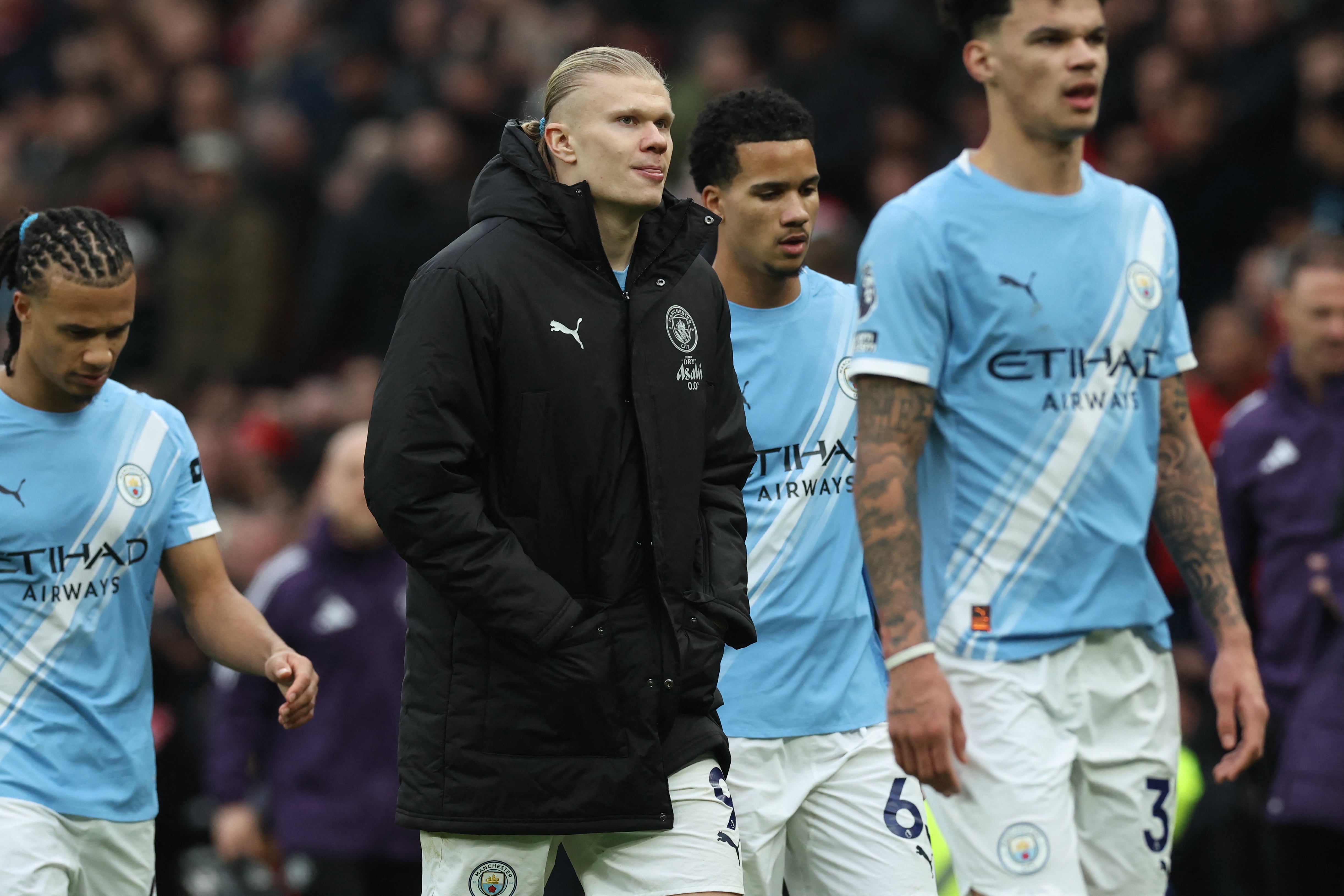 Manchester City's Norwegian striker #09 Erling Haaland (C) reacts to their defeat after the English Premier League football match between Manchester United and Manchester City at Old Trafford in Manchester, north west England, on January 17, 2026. United won the game 2-0. (Photo by Darren Staples / AFP) / RESTRICTED TO EDITORIAL USE. NO USE WITH UNAUTHORIZED AUDIO, VIDEO, DATA, FIXTURE LISTS, CLUB/LEAGUE LOGOS OR 'LIVE' SERVICES. ONLINE IN-MATCH USE LIMITED TO 120 IMAGES. AN ADDITIONAL 40 IMAGES MAY BE USED IN EXTRA TIME. NO VIDEO EMULATION. SOCIAL MEDIA IN-MATCH USE LIMITED TO 120 IMAGES. AN ADDITIONAL 40 IMAGES MAY BE USED IN EXTRA TIME. NO USE IN BETTING PUBLICATIONS, GAMES OR SINGLE CLUB/LEAGUE/PLAYER PUBLICATIONS. /