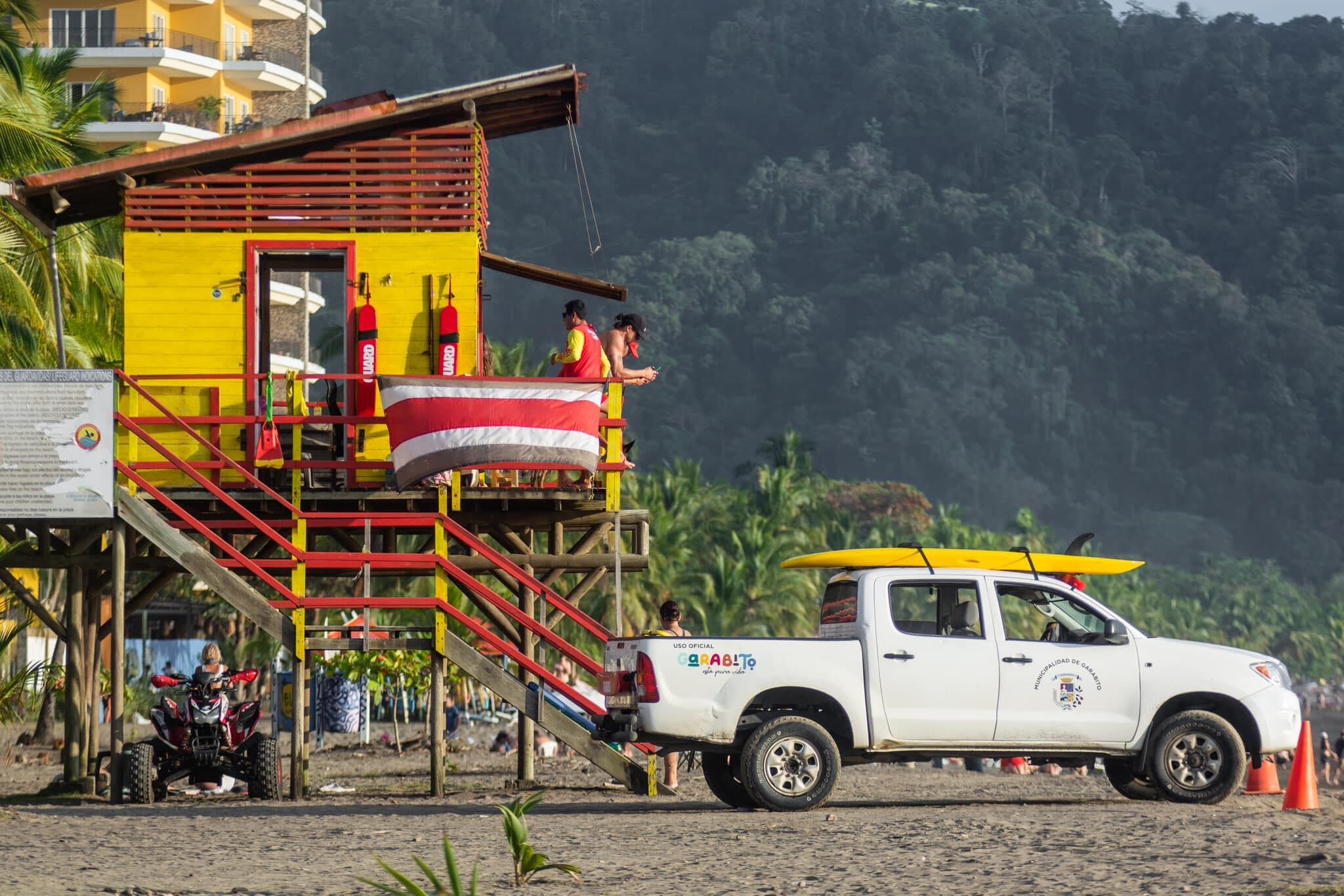 Los guardavidas de Jacó se refuerzan con cuatro mujeres: Paola Umaña, Carolina Chacon, Melissa Lopez, Adriana Fuentes; Paola es la primera mujer en Costa Rica que trabaja profesionalmente como guardavidas en el país