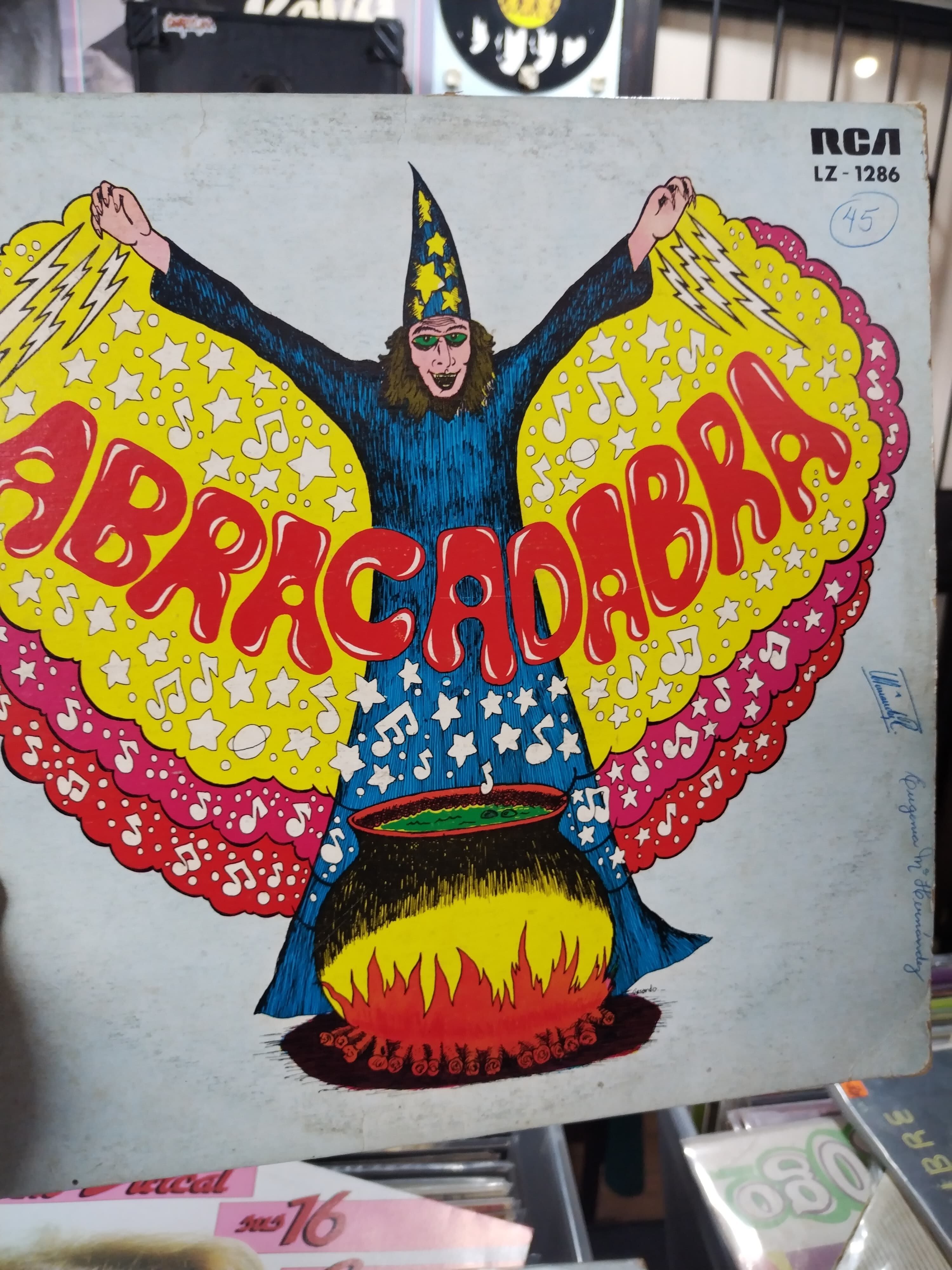 Don Oscar Araya Alvarado, vecino de La Trinidad de Moravia, tienen 64 años y jamás olvidará como ya para 1973, cuando entró al colegio, prefería irse a pie a estudiar para guardar los pases y así los fines de semana poderse comprar un disco de vinilo