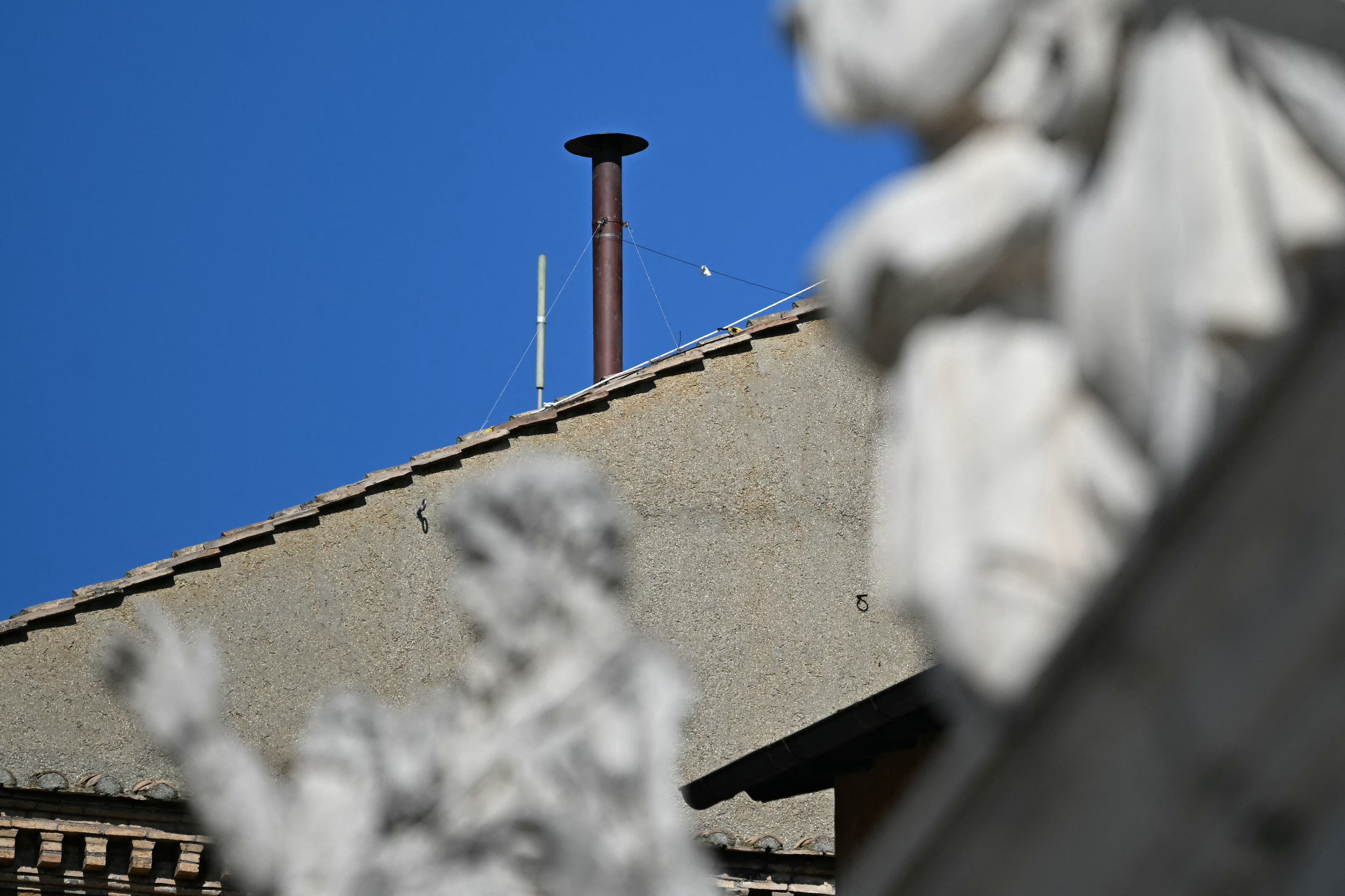 Esta fotografía muestra la chimenea en el techo de la Capilla Sixtina mientras se instala en el Vaticano, el 2 de mayo de 2025. El cónclave comienza el 7 de mayo, cuando un número récord de 133 cardenales —aquellos menores de 80 años que pueden votar— entrará en la Capilla Sixtina para elegir en secreto a un nuevo pontífice. (Foto de Gabriel BOUYS / AFP)