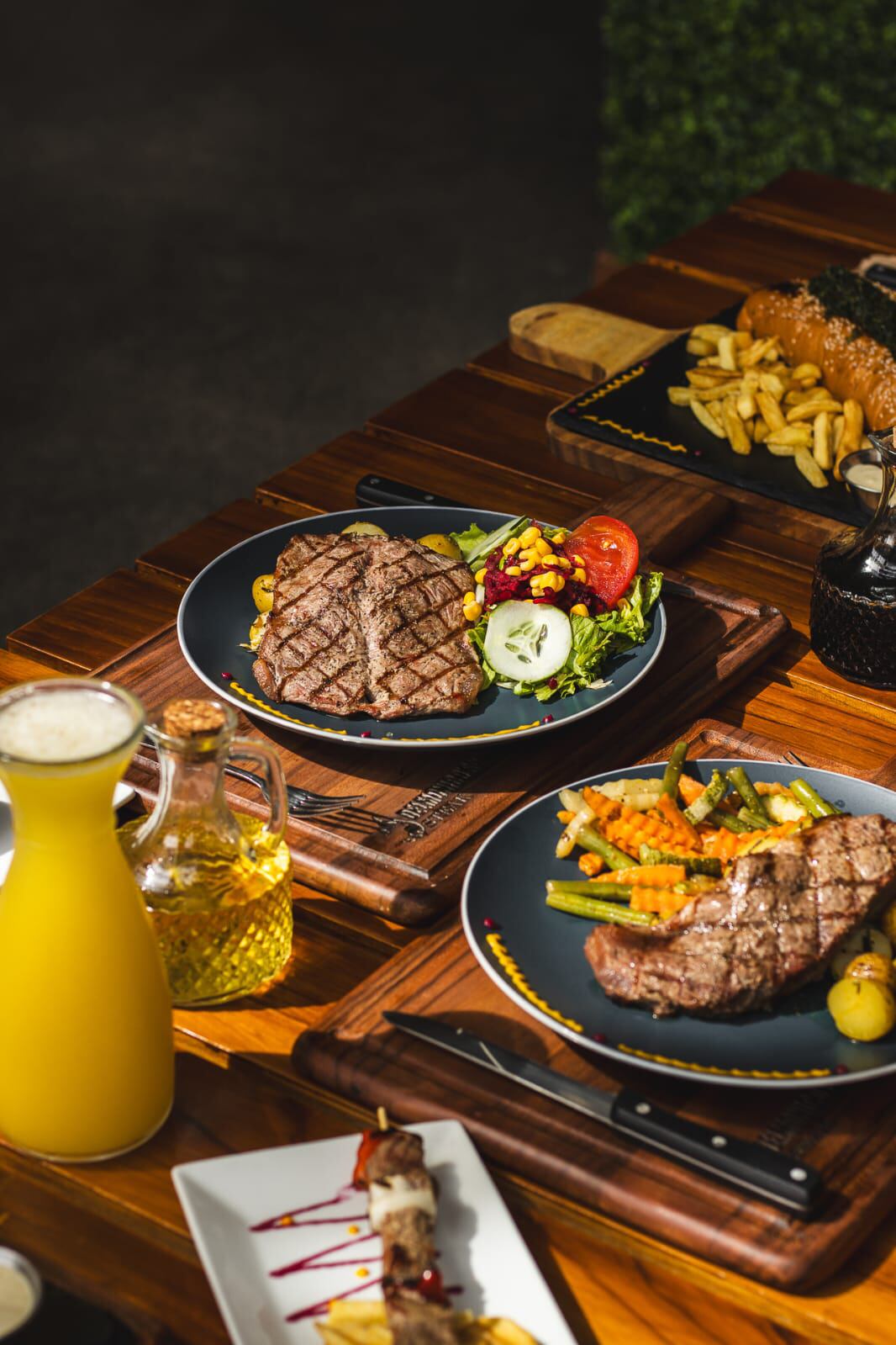 Platillos emblemáticos de la cocina mediterránea, mexicana, argentina, peruana, asiática, italiana, estadounidense y especialidades a la parrilla conforman las barras de esta nueva propuesta gastronómica.