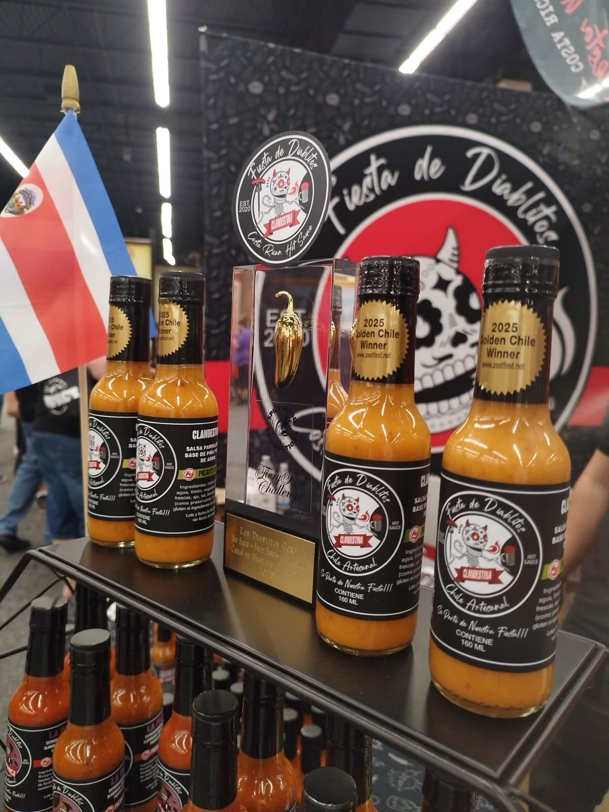 Juan Carlos Bermúdez Varela y su esposa, Andrea Quesada, vecinos de San Antonio de Desamparados, ganaron el chile de oro en el Campeonato Mundial del Chile Picante con su salsa picante Clandestina