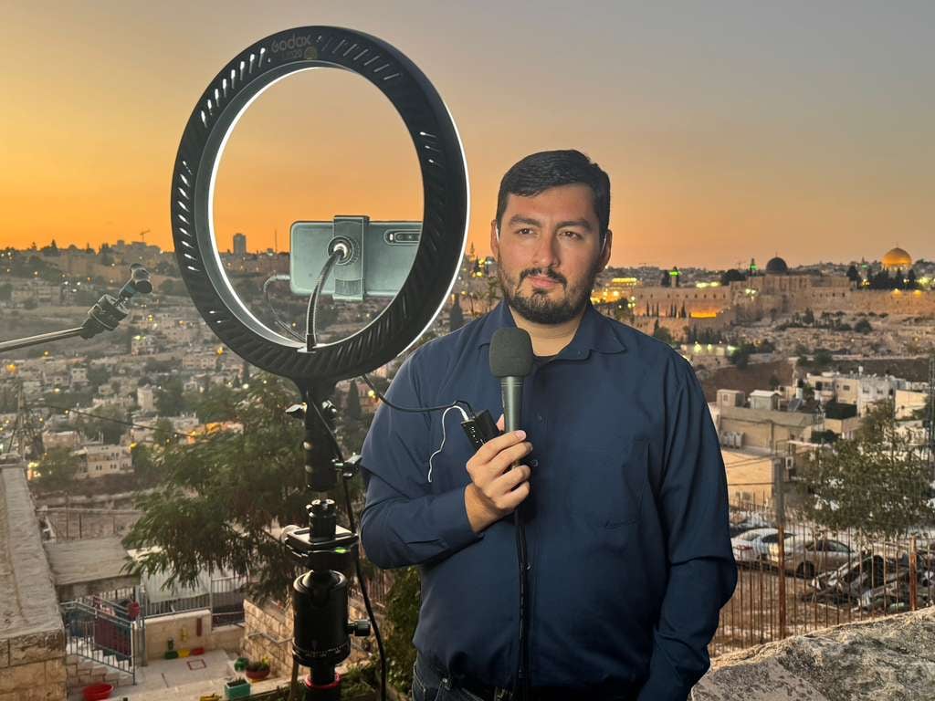 Jovel Eduardo Álvarez Solís, el pasado jueves 27 de noviembre, se convirtió en el primer periodista costarricense que vuela en un avión papal, lo hizo junto al papa León XIV.