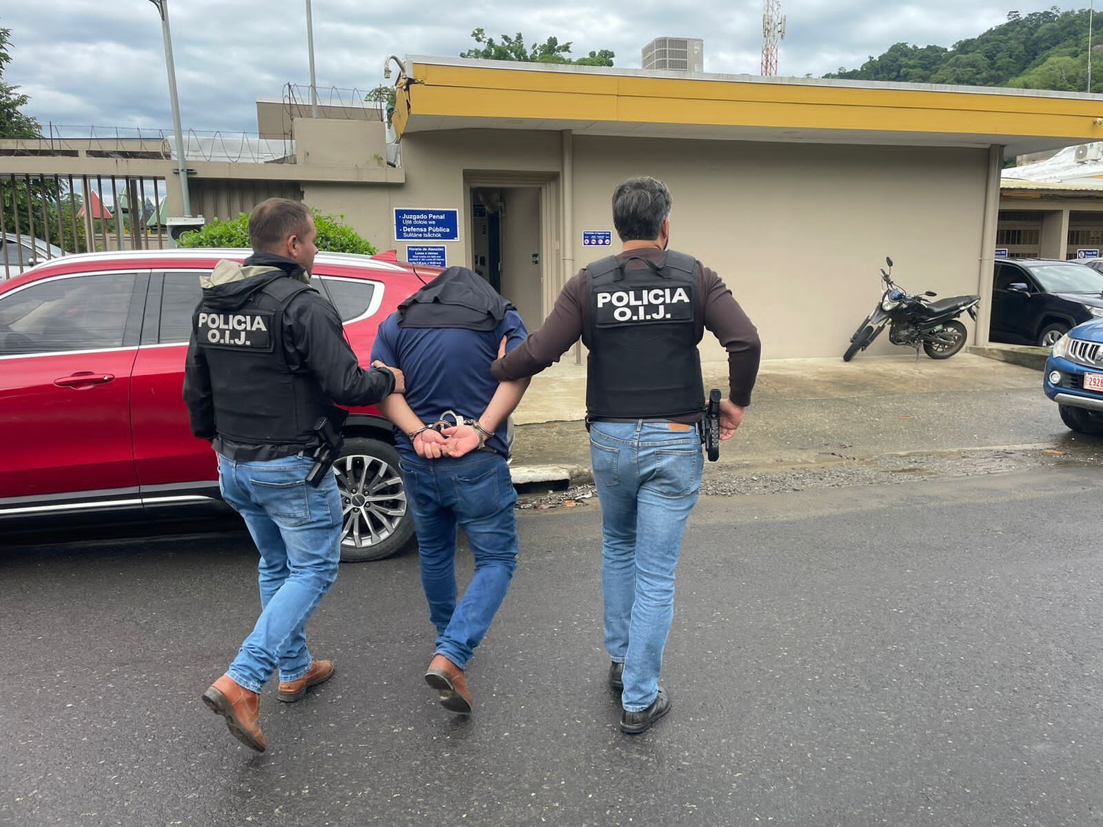 Los sospechosos de explotar sexualmente a una menor fueron capturados este miércoles. Foto: OIJ