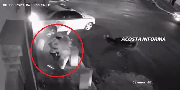 El hombre solo alcanzó a ver como el carro de la muchacha le pasó de cerca.