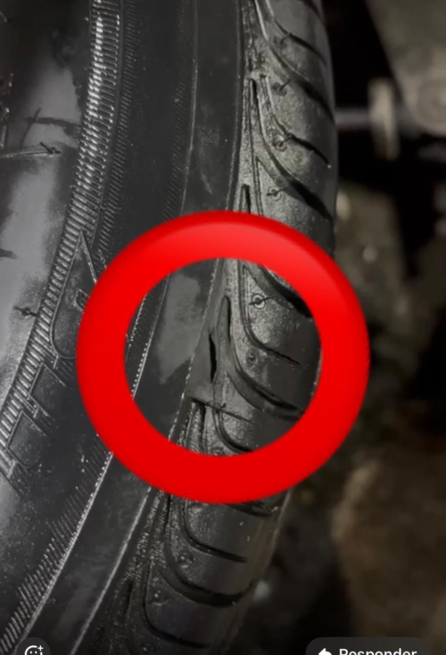 Las llantas del árbitro Marco Guido fueron dañadas en el parqueo del estadio Fello Meza.