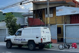 Cámara captó al sospechoso de matar a un hombre en barrio México y reveló el misterio de una bicimoto