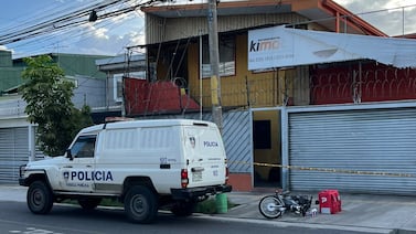 Asesinan a hombre dentro de unos apartamentos en barrio México: hallan moto con bolso para repartir comidas