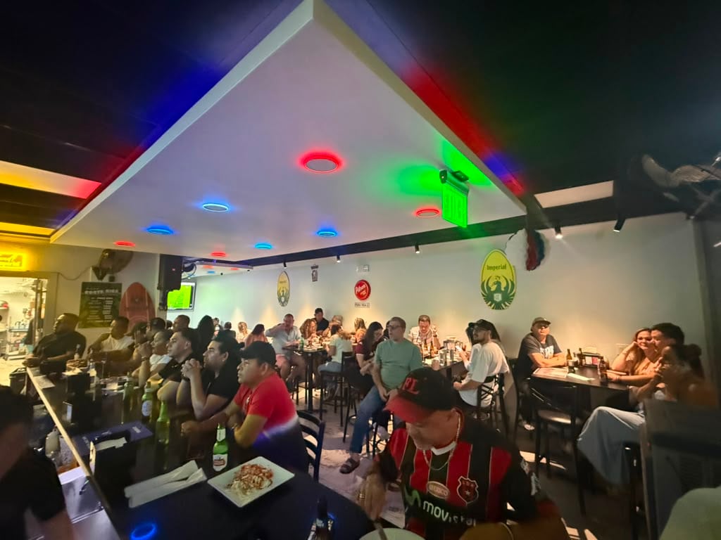 Henry Barrantes , de Guanacaste, alistó su restaurante (Pura Vida) en Orlando en un punto de encuentro para los costarricenses, donde el chifrijo, el cantonés y el fresco de cas ya acompañan la Copa Mundial de la FIFA 2026.
