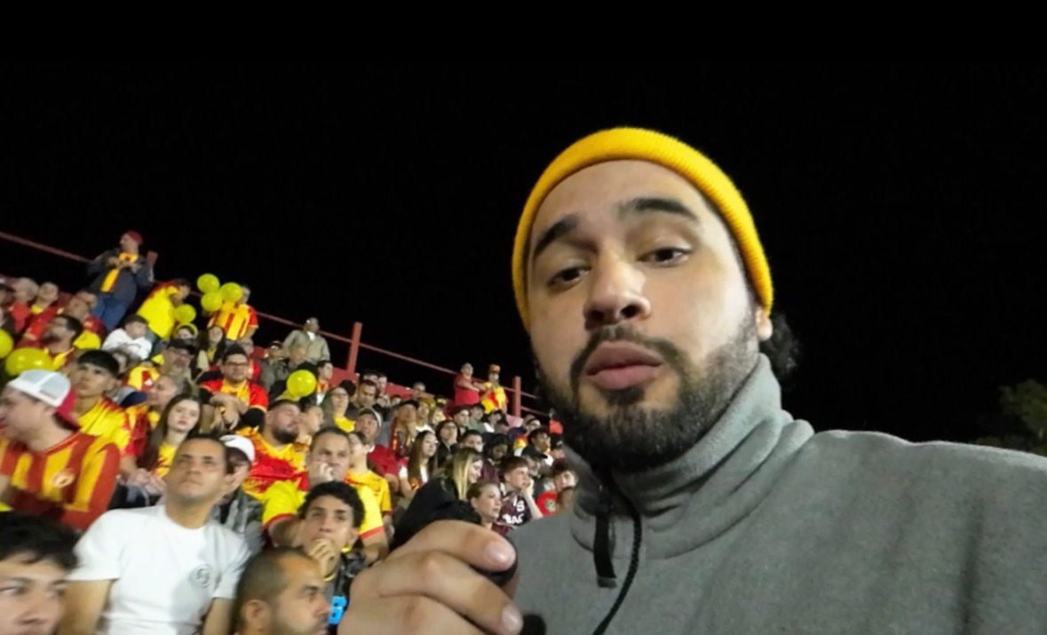 Manuel Mora tiene un TikTok en el que hace videos de fútbol nacional con el nombre de Testo Morado