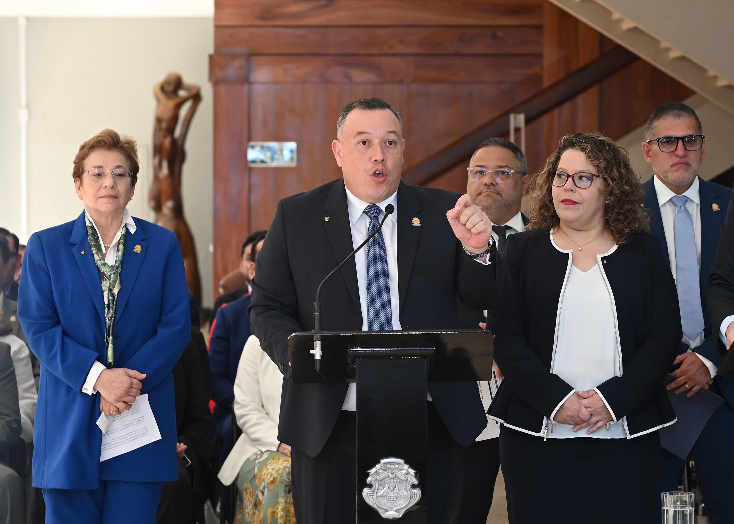 Presidente Chávez anuncia renuncia y sustitución de 5 ministros del gabinete.