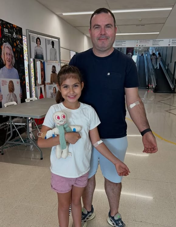 Diego Brenes, experiodista de Teletica Deportes, y su esposa Sandra Solórzano y su hija Camila en el hospital de Barcelona, España.