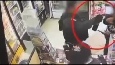 Video de oficiales tomando licor en un local de Cartago desata controversia