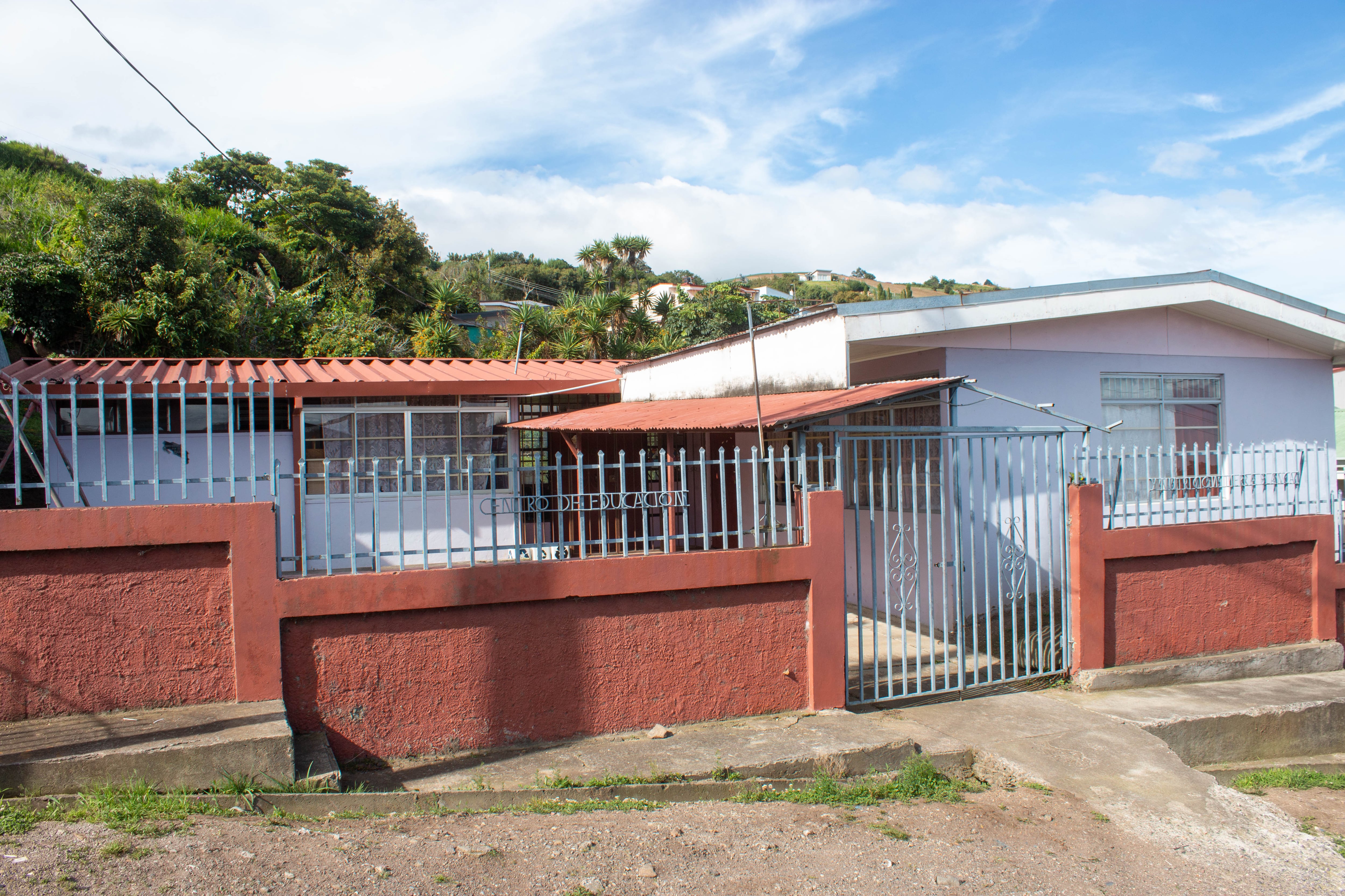 El antiguo Cen-cinai abre nuevamente sus puertas para recibir a los estudiantes del Liceo, para llegar a este lugar deben caminar una distancia considerable desde el edificio central.