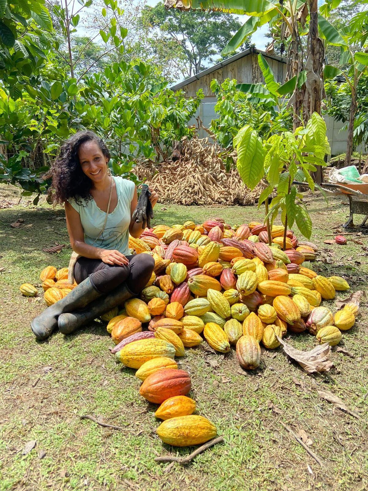 Andreas Cordero Ramírez en Hone Creek, Talamanca, ejerció más de 20 años como periodista, pero decidió volver a su amada tierra para emprender con chocolate 100% artesanal y natural. Su negocito se llama "Morena Clara".