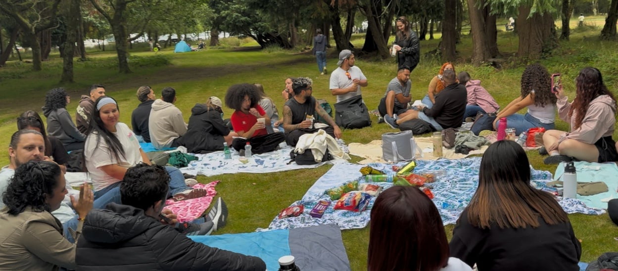 Diana Rosich, una joven de Escazú, llegó a Dublín para estudiar inglés y terminó organizando un paseo que reunió a 37 costarricenses entre paisajes irlandeses y mucha nostalgia por la patria.