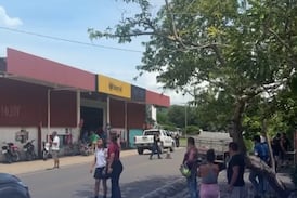 Aterradora escena: motociclista muere en entrada de negocio tras ataque a balazos