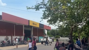 Aterradora escena: motociclista muere en entrada de negocio tras ataque a balazos