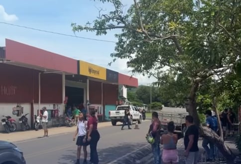 El hombre murió en la entrada del negocio. Foto Redes,