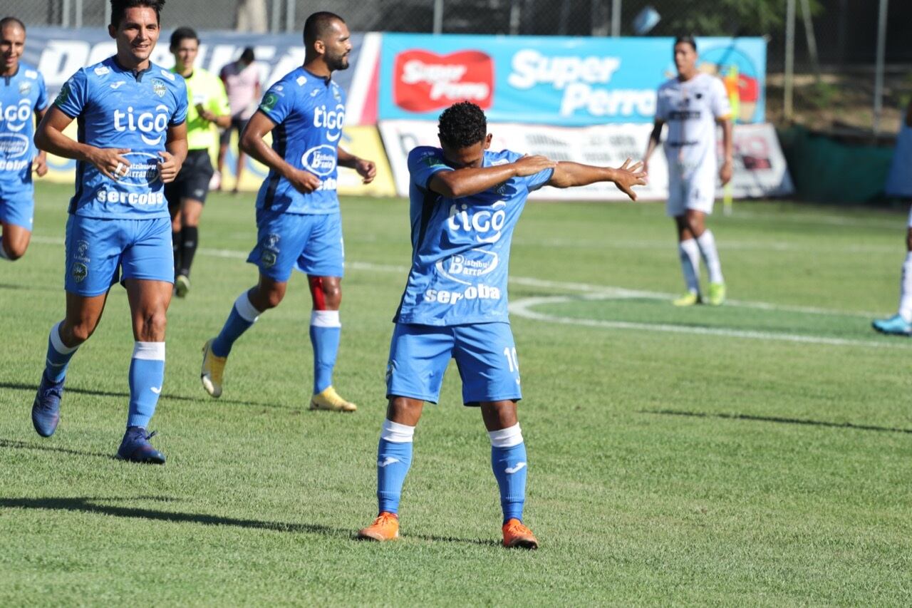 Rocha llegó a su tercer pepino con el huracán. Prensa Jicaral.