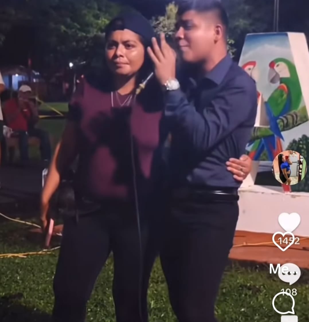 Yeris Lobo, participante de Nace una estrella con su mamita.