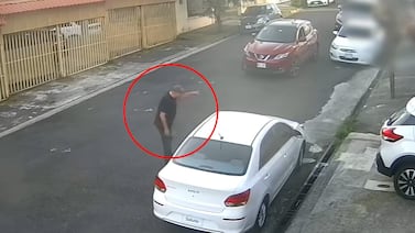 OIJ busca a hombre que fue grabado acuchillando llantas de carro estacionado en San José