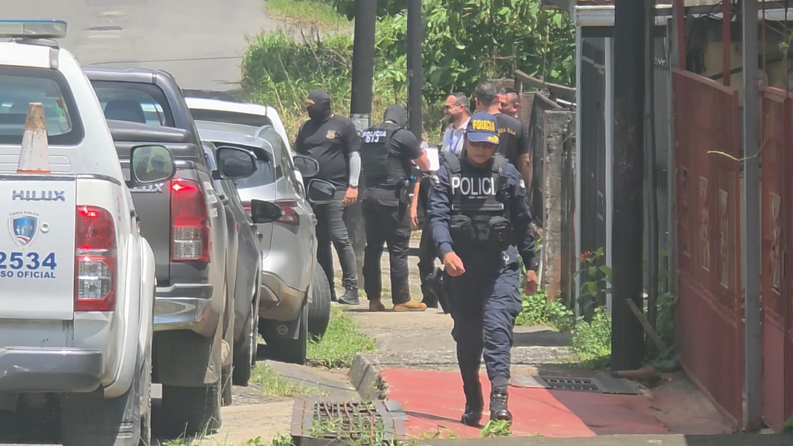 Oficiales de la Fuerza Pública apoyaron la diligencia ejecutada por agentes del OIJ y la fiscalía de San Carlos.