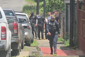 Carro se volcó tras persecución policial en Nicoya y dejó al descubierto un muerto y un herido de bala