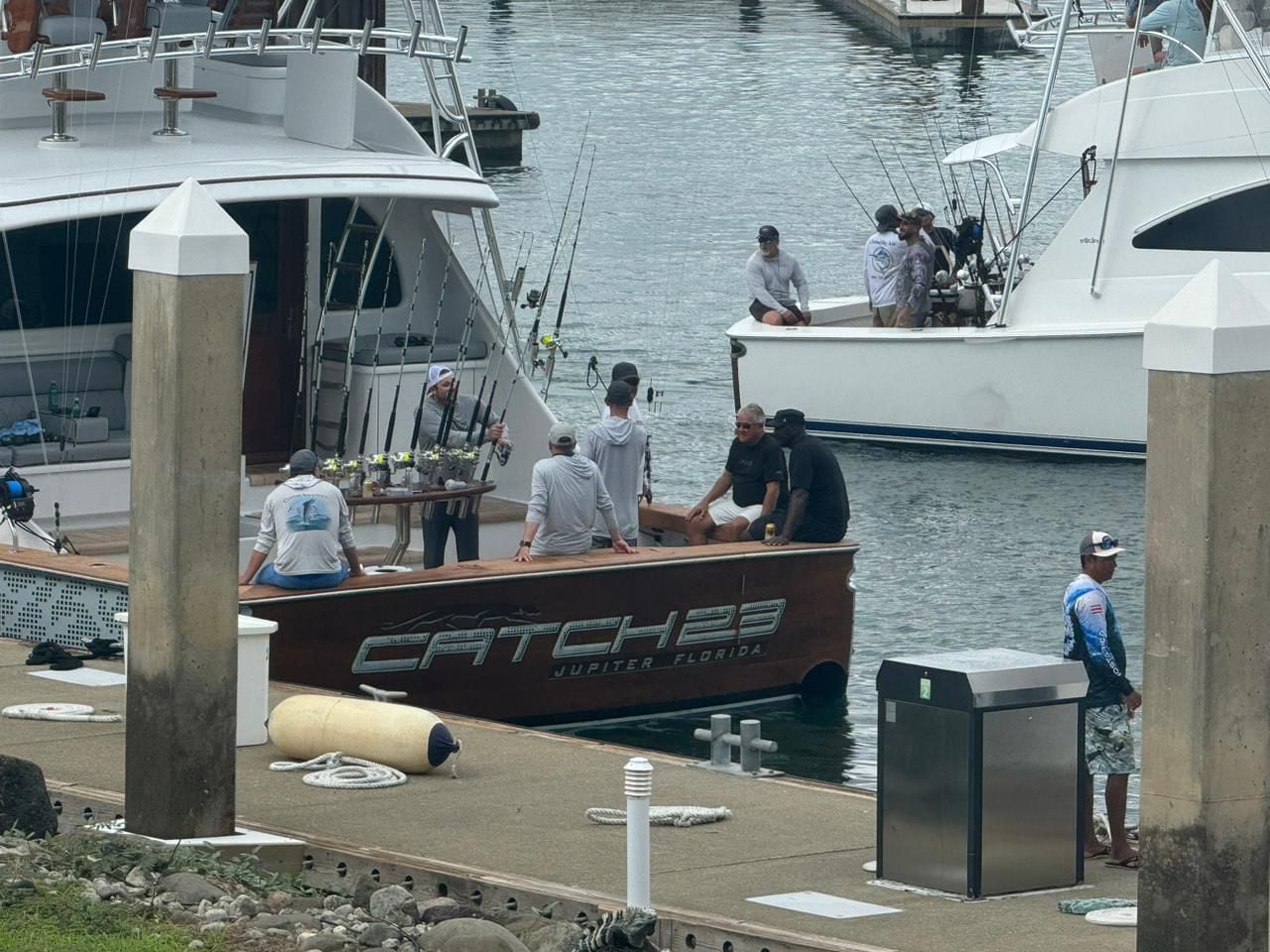 Botes y equipos preparándose en la Marina Pez Vela, incluyendo la embarcación de Michael Jordan, para el torneo Rockstar Offshore.