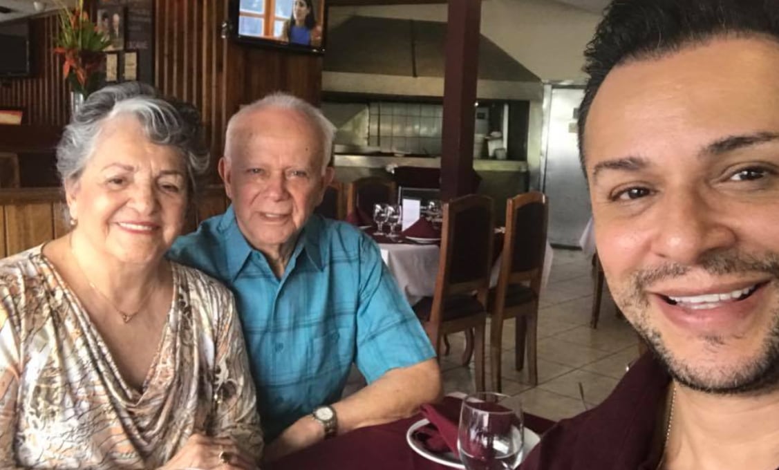 Maquillista Ángel Rafael González y sus padres Elizabeth Aguilar y Rafael Calderón.