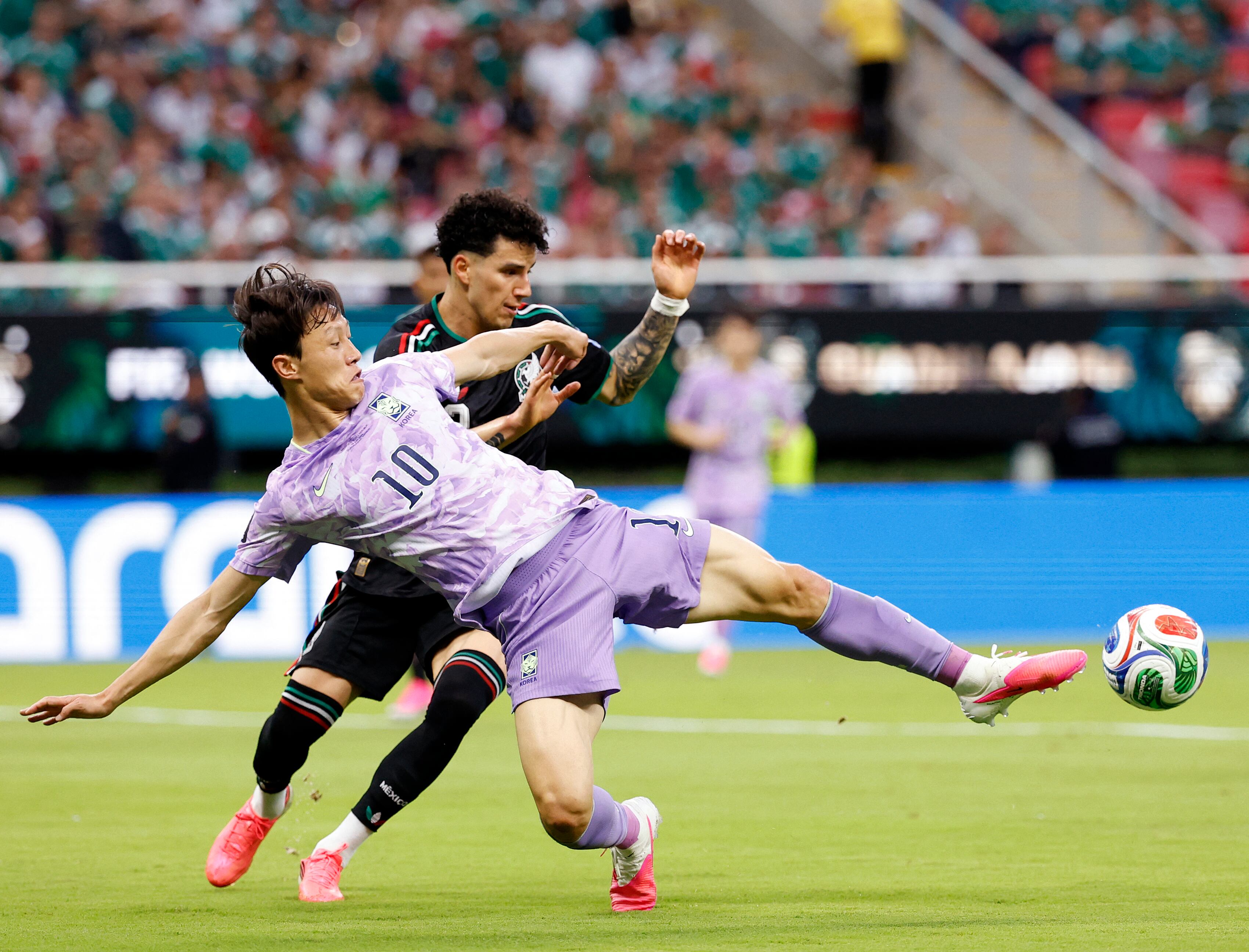 South Korea's midfielder #10 Lee Jae-sung and Mexico's defender #02 Jorge Sanchez fight for the ball during the 2026 World Cup Group A football match between Mexico and South Korea at the Guadalajara Stadium in Zapopan on June 18, 2026. (Photo by Ulises RUIZ / AFP)