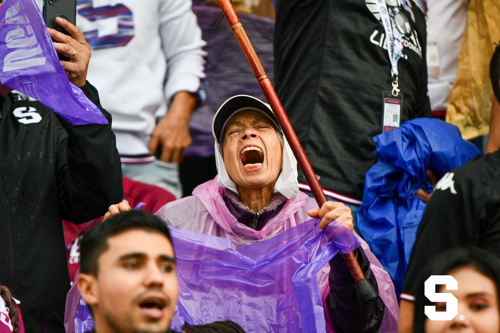 En Saprissa cayeron rendidos ante la pasión de una aficionada del cuadro morado.