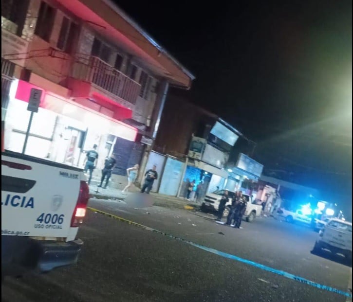 La mortal balacera ocurrió frente a un conocido bar en el centro de Limón. Foto tomada de Facebook.
