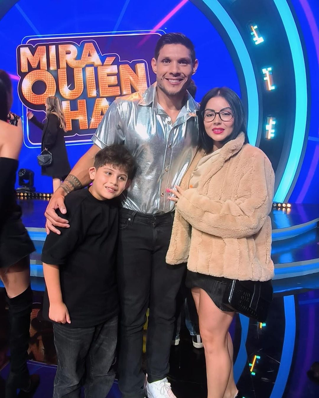 Berny Madrigal, participante de Mira quién baila, y su familia y la bailarina Alhana Morales