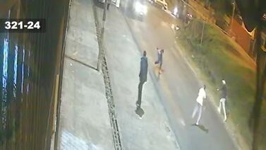 Cámara grabó a cinco despiadados que mataron a hombre a pedradas y balazos