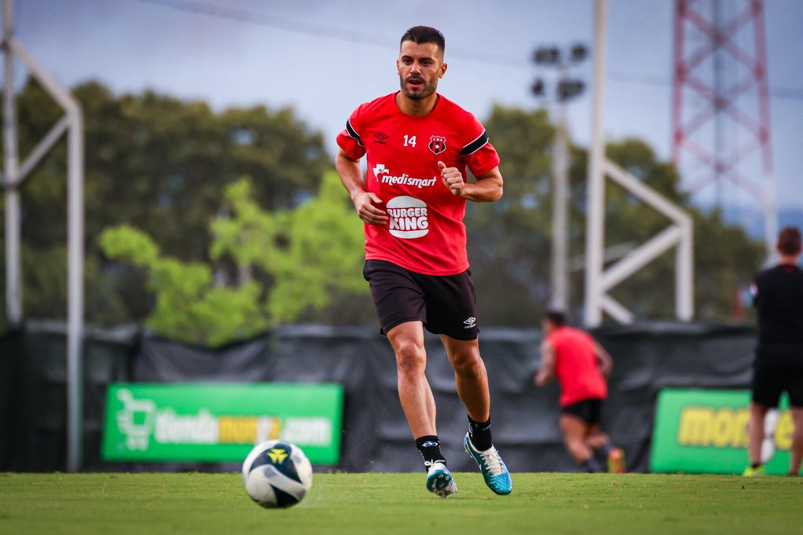 Iago Falque llegó a Liga Deportiva Alajuelense con el propósito de ser campeón nacional.